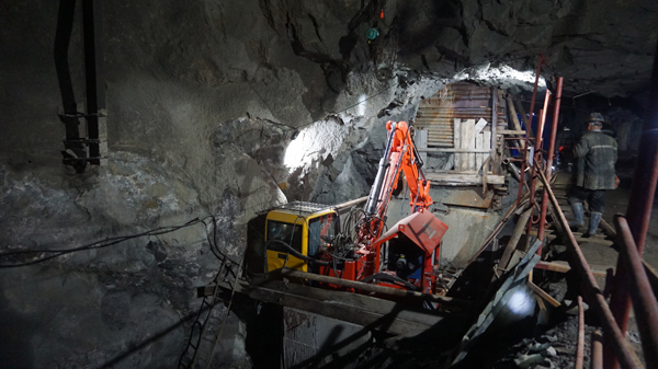 新华钼业完成首次箕斗井联动调试(图8) 新华钼业完成首次箕斗井联动调试(图8)