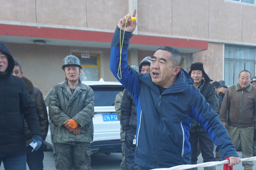 北山矿开展员工拔河比赛(图1)