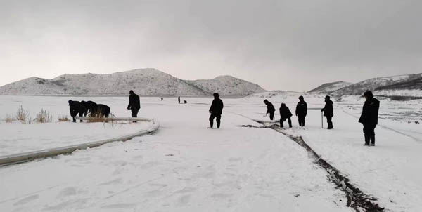 选厂顶风冒雪撤回备用尾矿管路(图1) 2-2311140T154T2.jpg